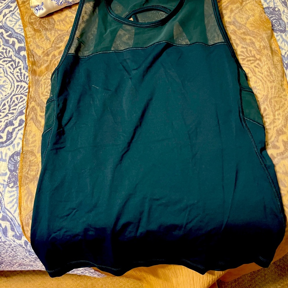 Lululemon top size S in sage worn no tags in perfect condition